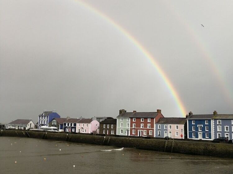 בית מלון כפרי Feathers Royal