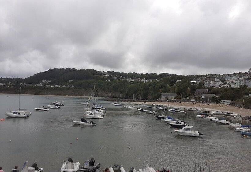 בית מלון כפרי Feathers Royal