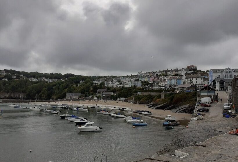 בית מלון כפרי Feathers Royal