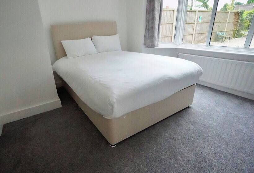 Отель Gatwick Birchwood Lodge