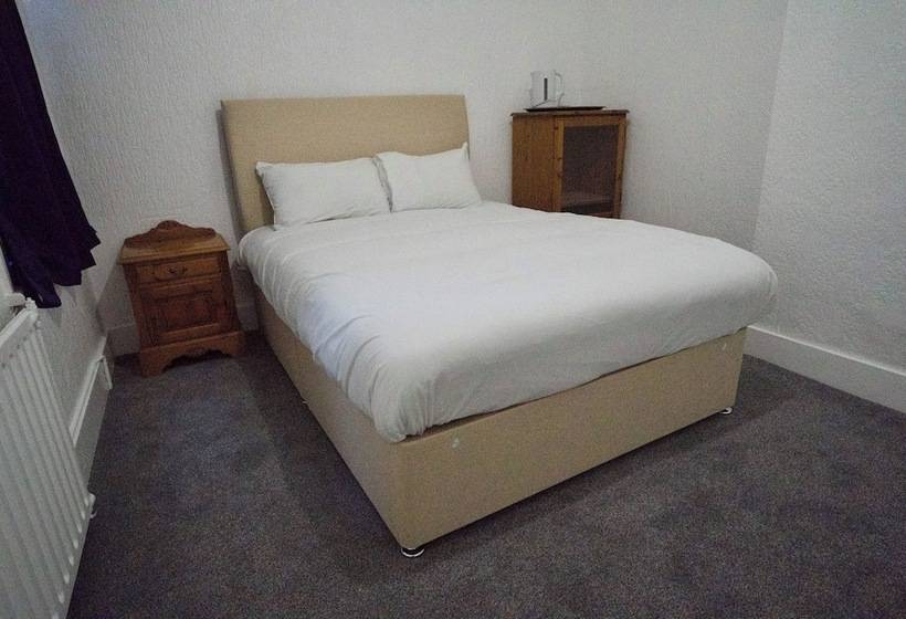 Отель Gatwick Birchwood Lodge