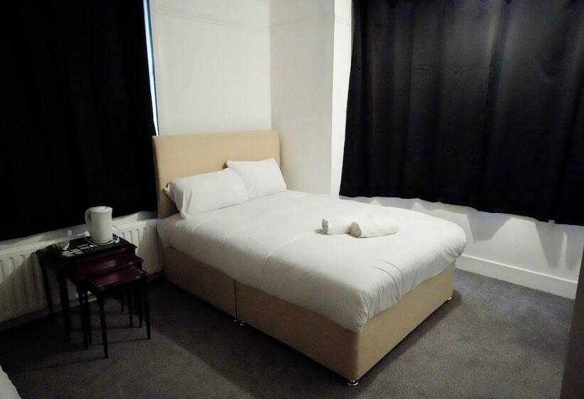 Отель Gatwick Birchwood Lodge