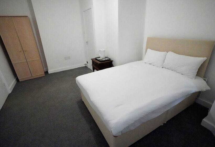 Отель Gatwick Birchwood Lodge