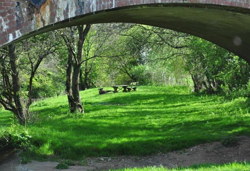 בית מלון כפרי Greyhound Country Inn