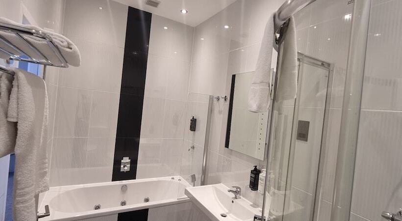 Отель Heeton Concept Kensington London