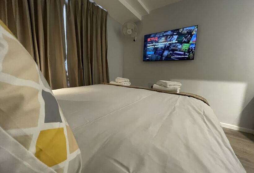 Отель Smart Hyde Park View Hostel