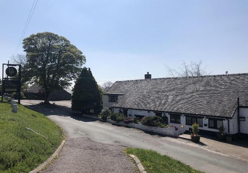 هتل The Dog & Partridge Country Inn