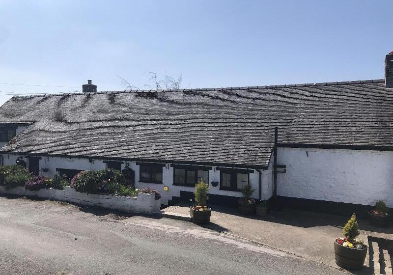 هتل The Dog & Partridge Country Inn