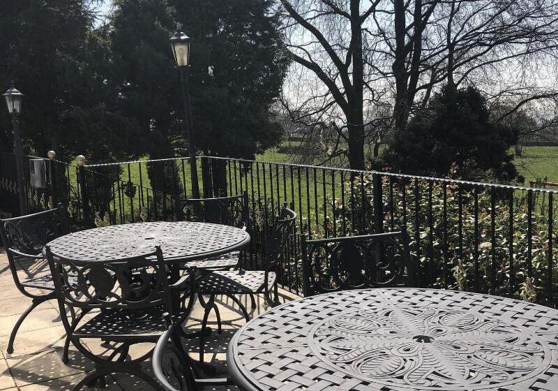 هتل The Dog & Partridge Country Inn