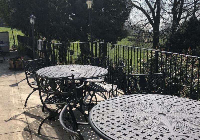 هتل The Dog & Partridge Country Inn