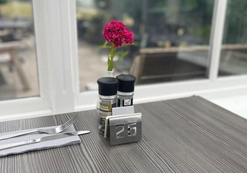 هتل The Dog & Partridge Country Inn