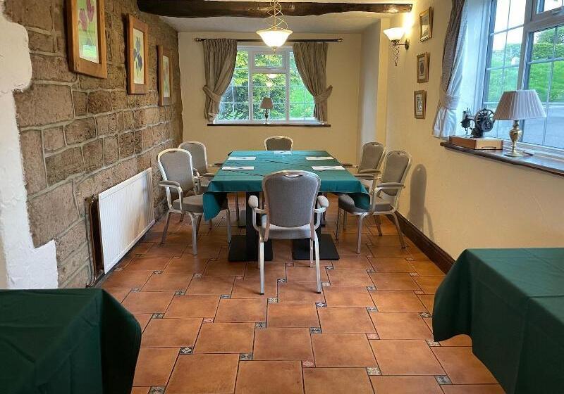 هتل The Dog & Partridge Country Inn