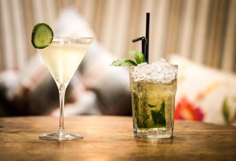 Отель The Grosvenor Arms