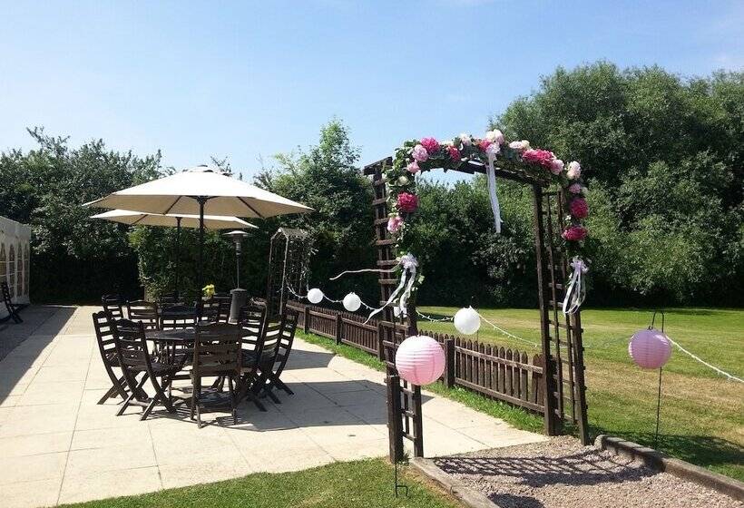 هتل Brook Marston Farm