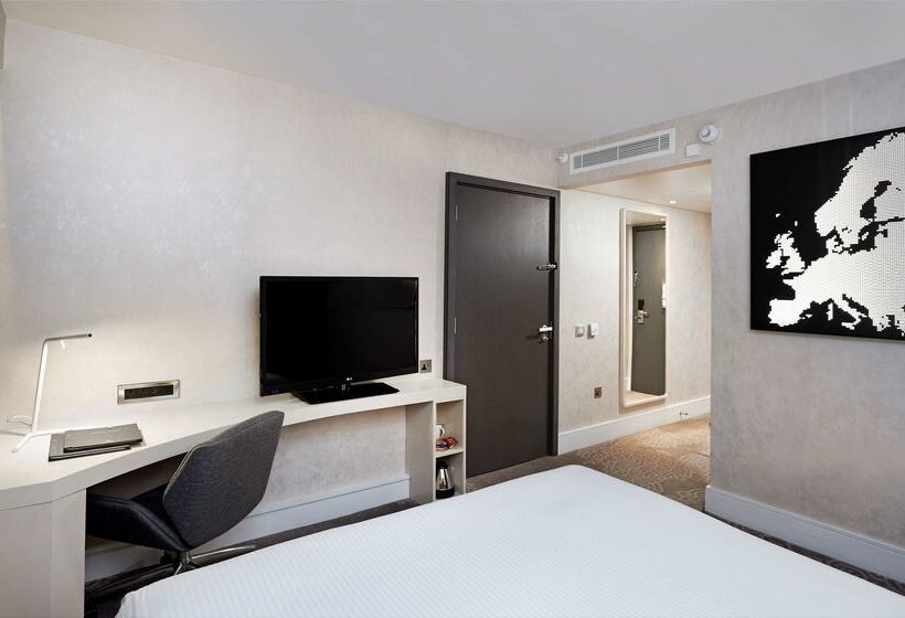 호텔 Hilton London Heathrow Airport