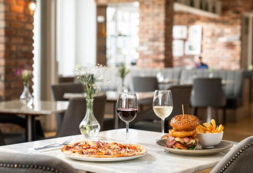 בית מלון כפרי Ivanhoe Inn And