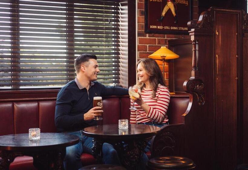 בית מלון כפרי Ivanhoe Inn And