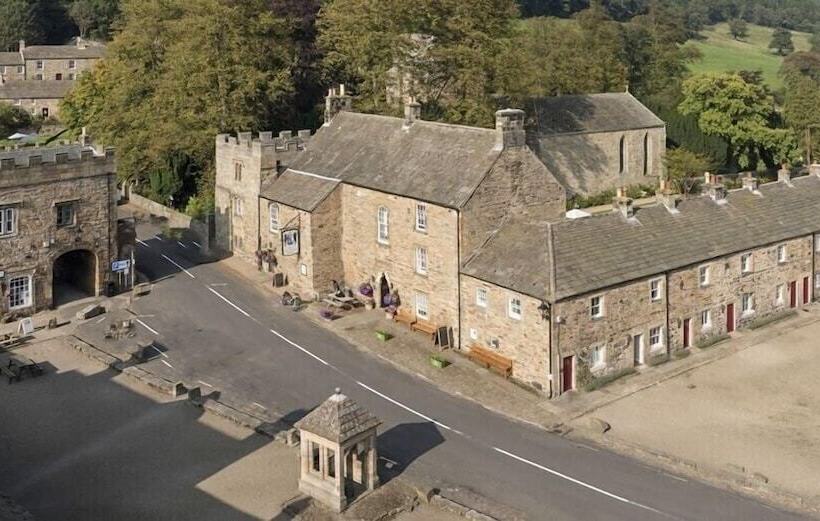 Отель Lord Crewe Arms