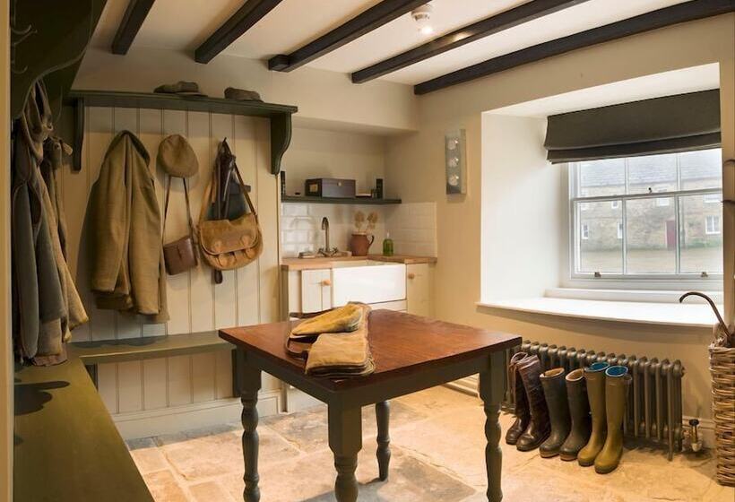 Отель Lord Crewe Arms