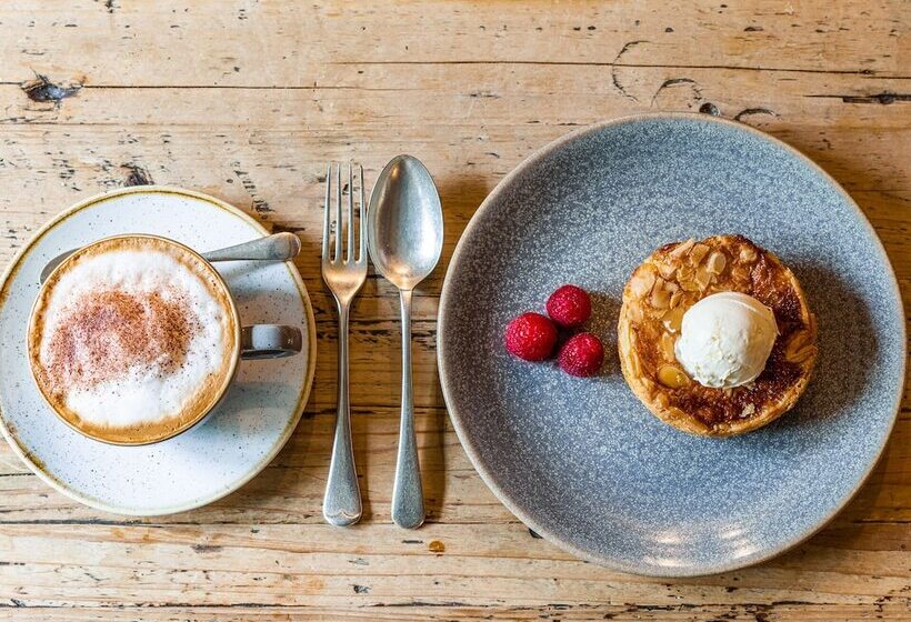 Отель Lord Crewe Arms