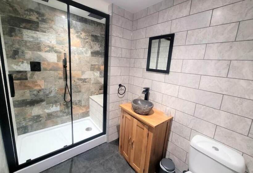 New County Hotel & Serviced Apartments By Roomsbooked