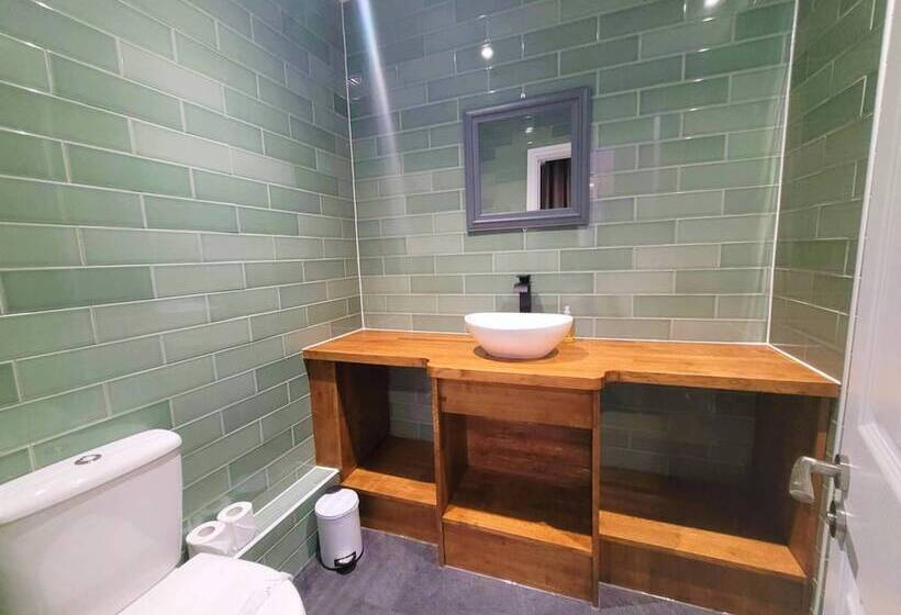 New County Hotel & Serviced Apartments By Roomsbooked