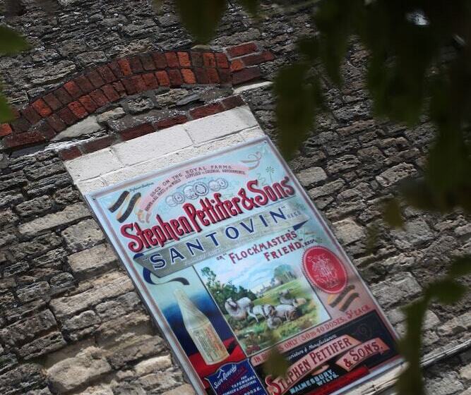 فندق Pettifers Freehouse