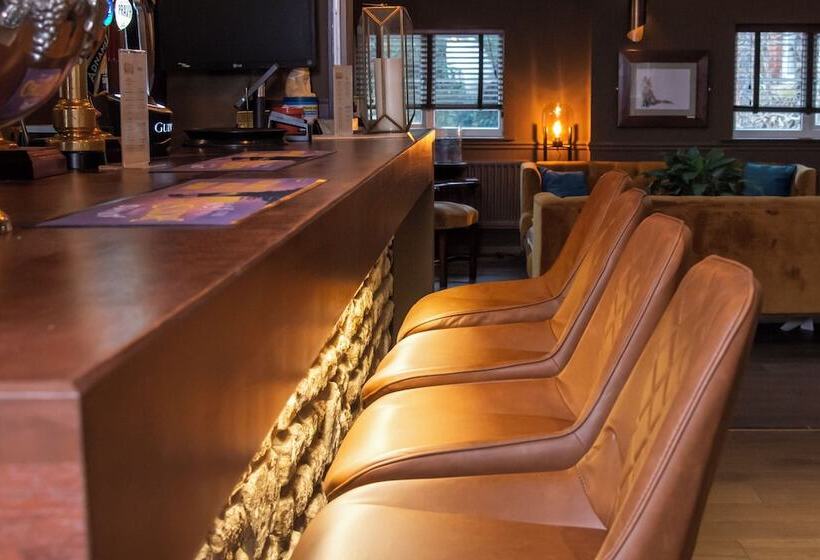 فندق Pettifers Freehouse