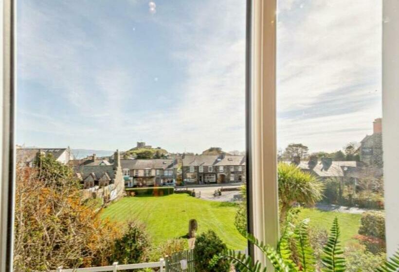 Lion Hotel & Studio Apartments