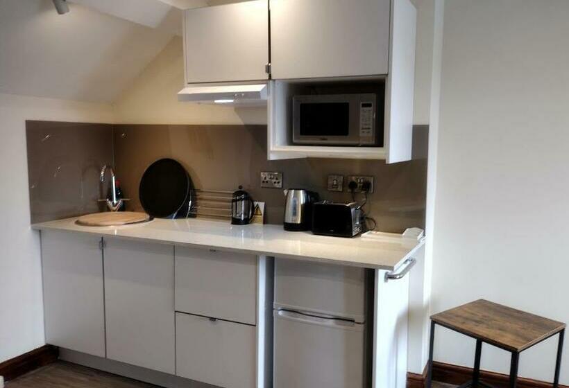 Lion Hotel & Studio Apartments