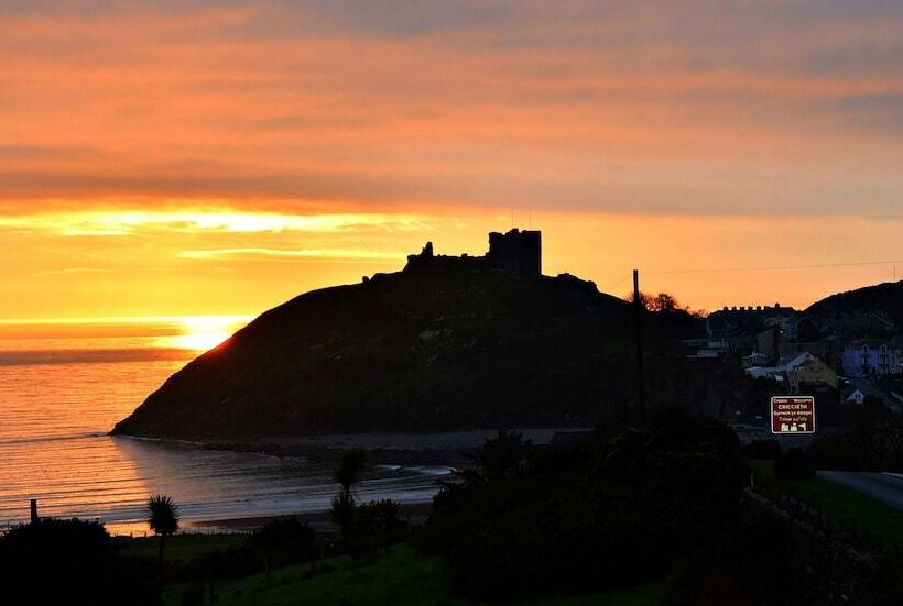 Lion Hotel & Studio Apartments