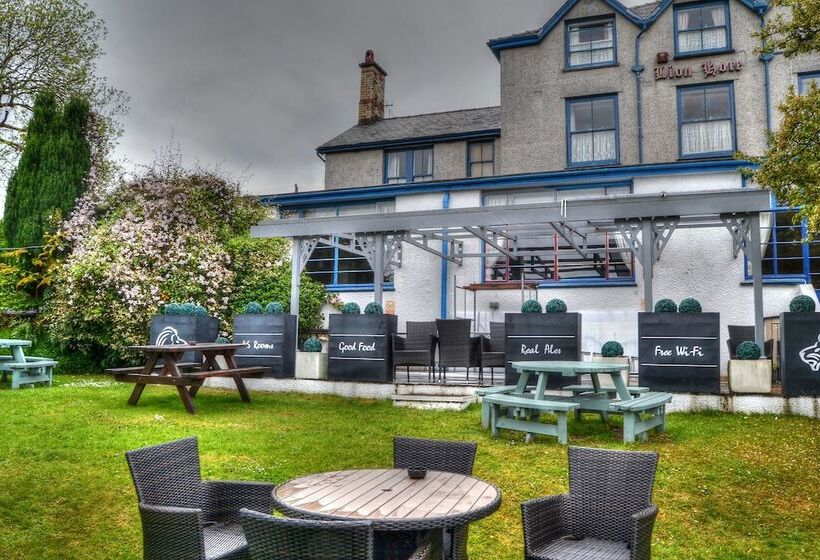 Lion Hotel & Studio Apartments