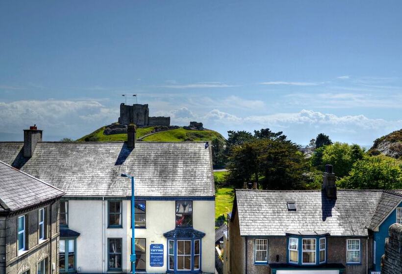 Lion Hotel & Studio Apartments