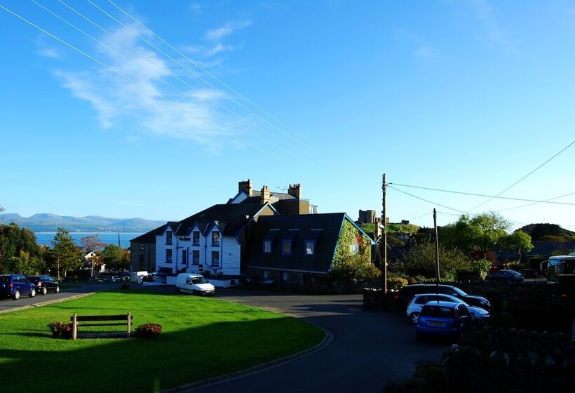 Lion Hotel & Studio Apartments