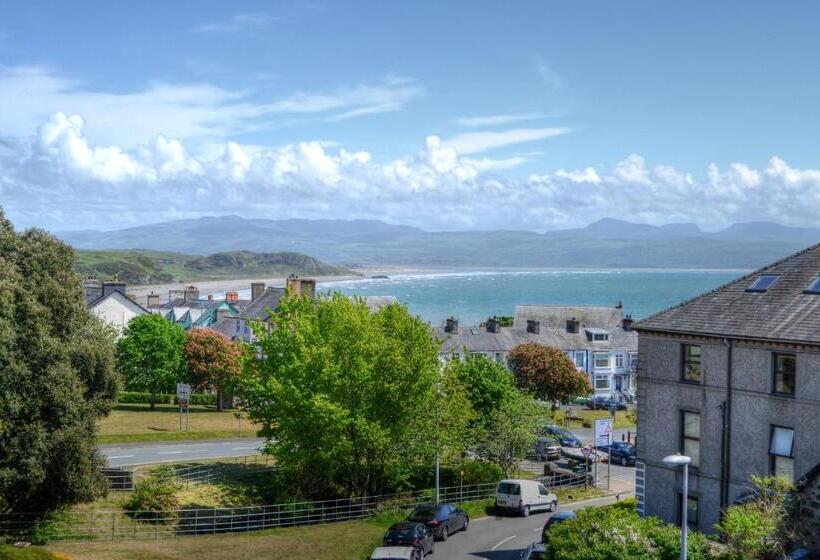 Lion Hotel & Studio Apartments