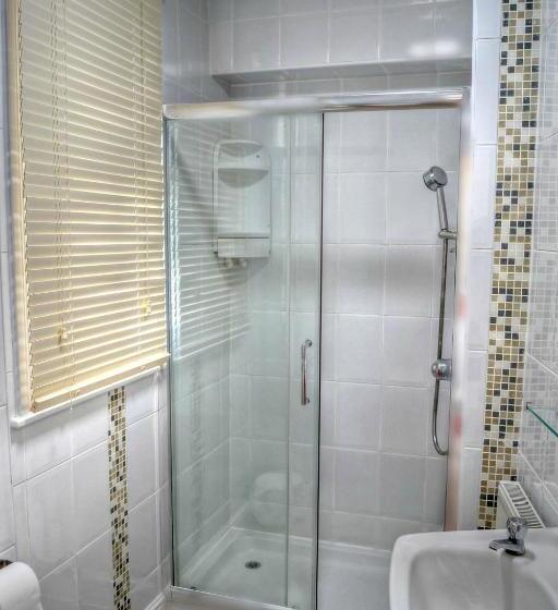 Lion Hotel & Studio Apartments