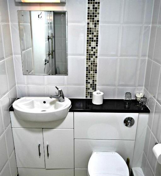 Lion Hotel & Studio Apartments