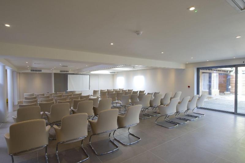 The Lodge Hotel   Putney