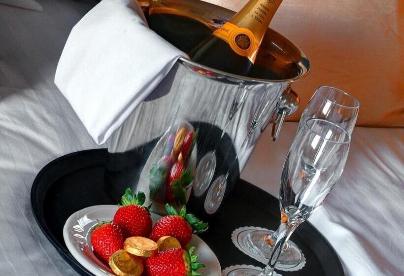 Отель The Old White Lion