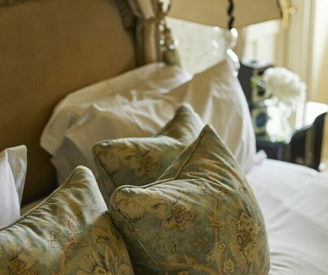 Отель The Slaughters Manor House