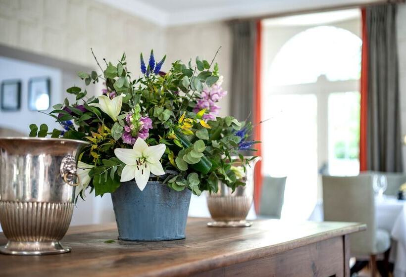 Отель The Slaughters Manor House