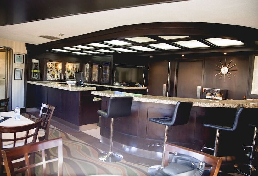 Отель Admiral Inn Hamilton