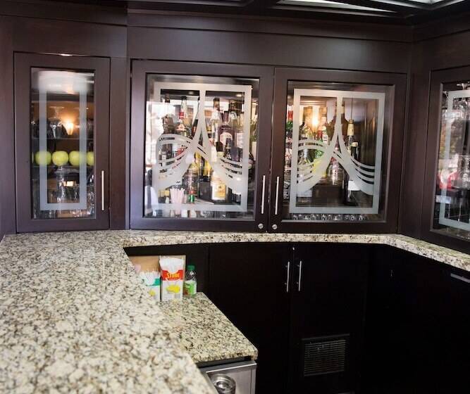 Отель Admiral Inn Hamilton