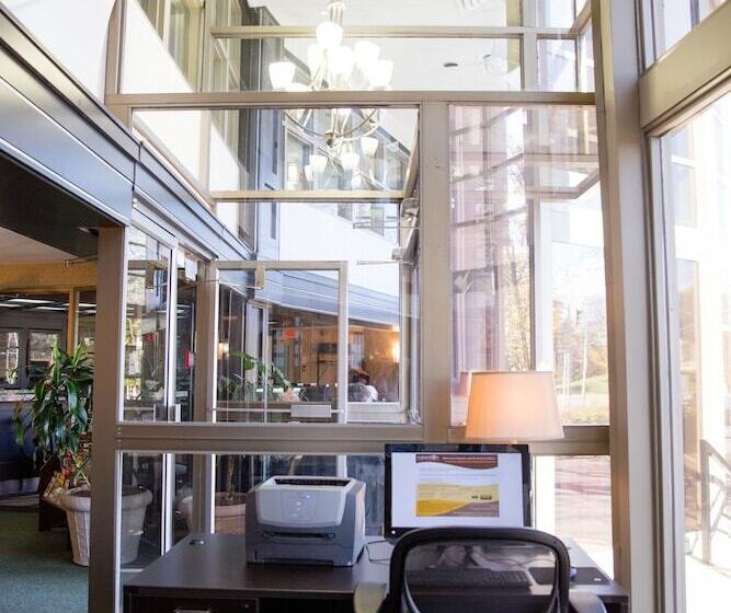 Отель Admiral Inn Hamilton