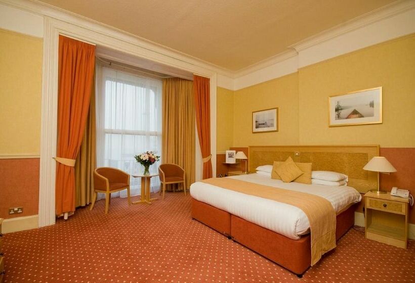 ホテル The Royal Beach