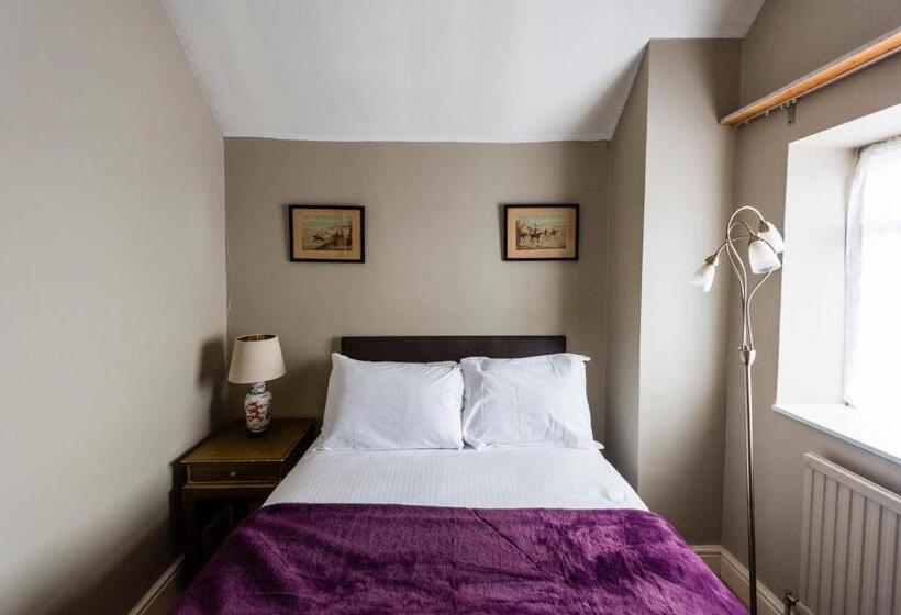 בית מלון כפרי The George Inn