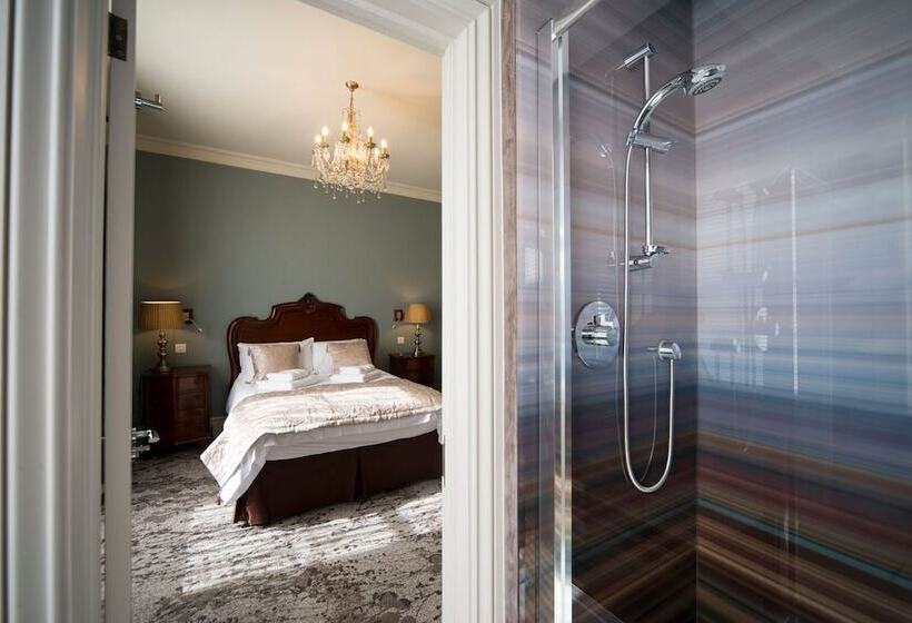 Отель East Walls