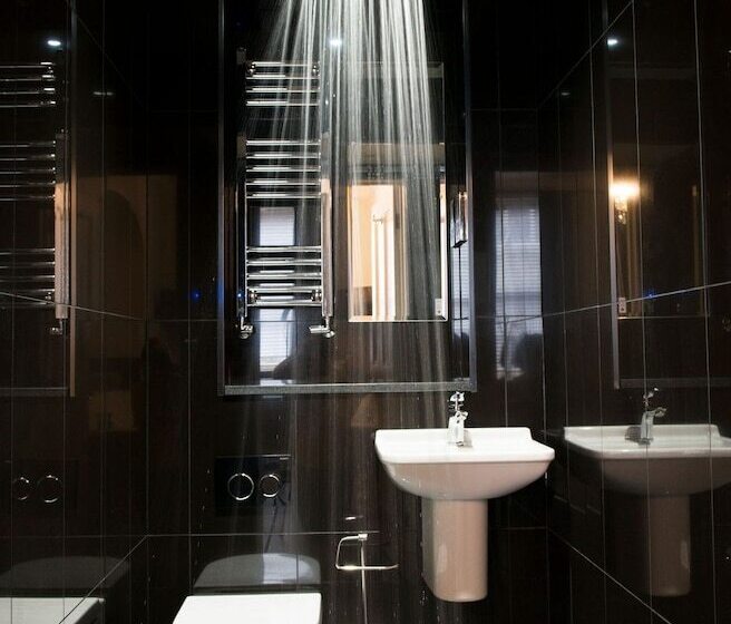 Отель East Walls