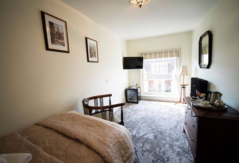 Отель East Walls