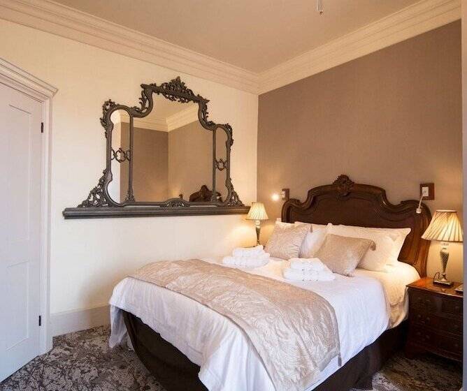 Отель East Walls